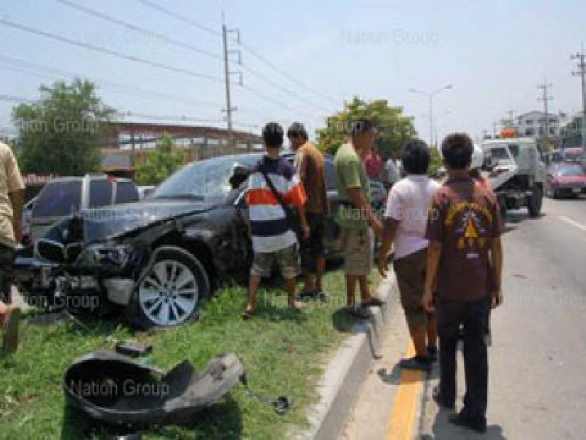 "ไชยา สะสมทรัพย์"หวิดสิ้นชื่อบีเอ็มฯชนสิบล้อ "ไชยา สะสมทรัพย์"หวิดสิ้นชื่อบีเอ็มฯชนสิบล้อ