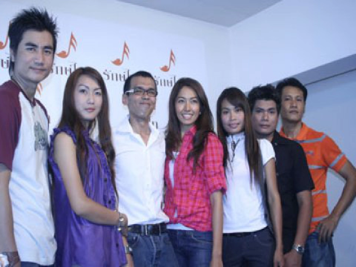 เหน่ง จีระวัฒน์ ได้ฤกษ์ดี
ทำบุญเปิดค่าย "รักษ์ไทย"

