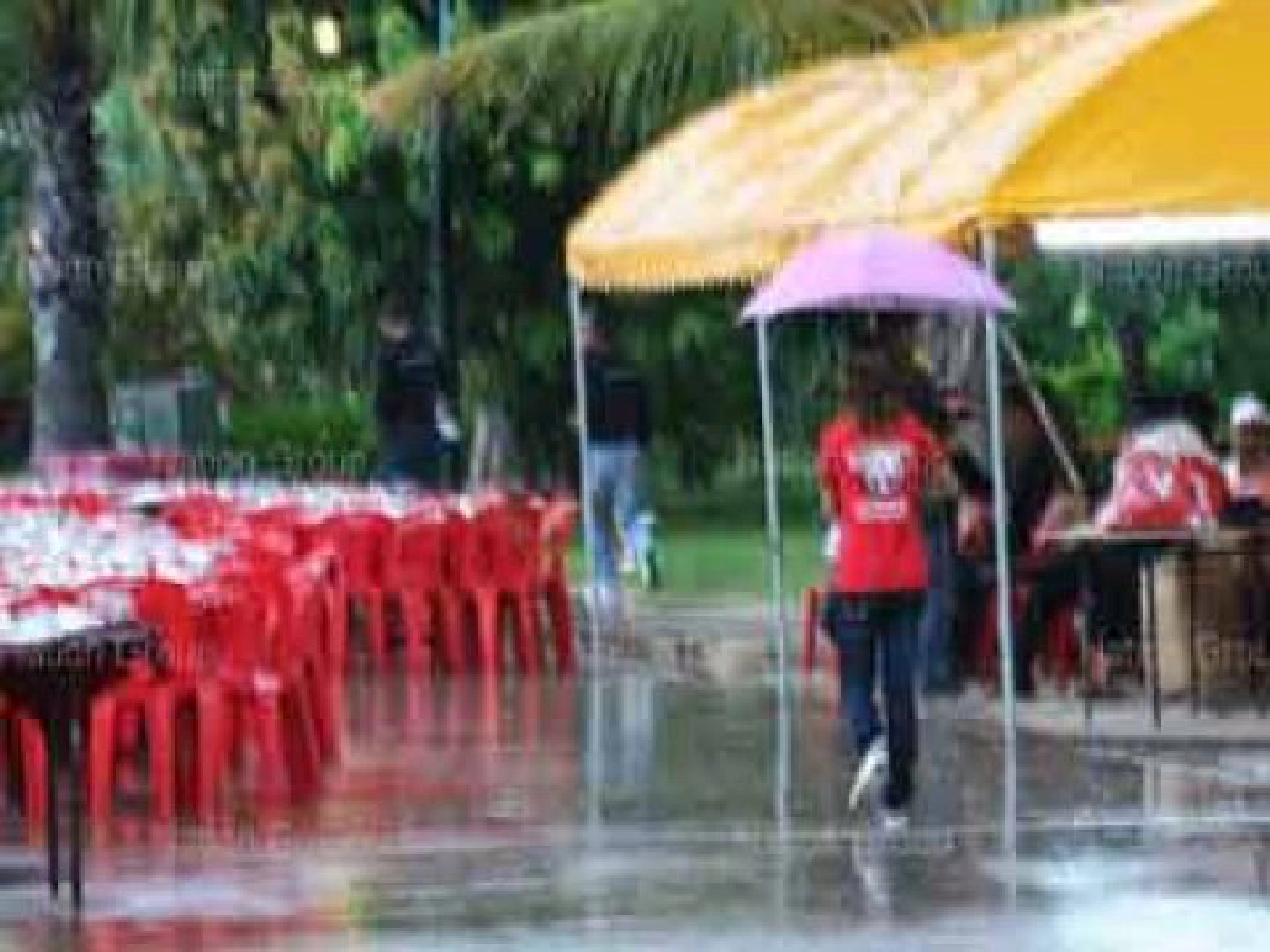 พายุฝนถล่มกรุง"ม็อบเสื้อแดง"กระเจิง