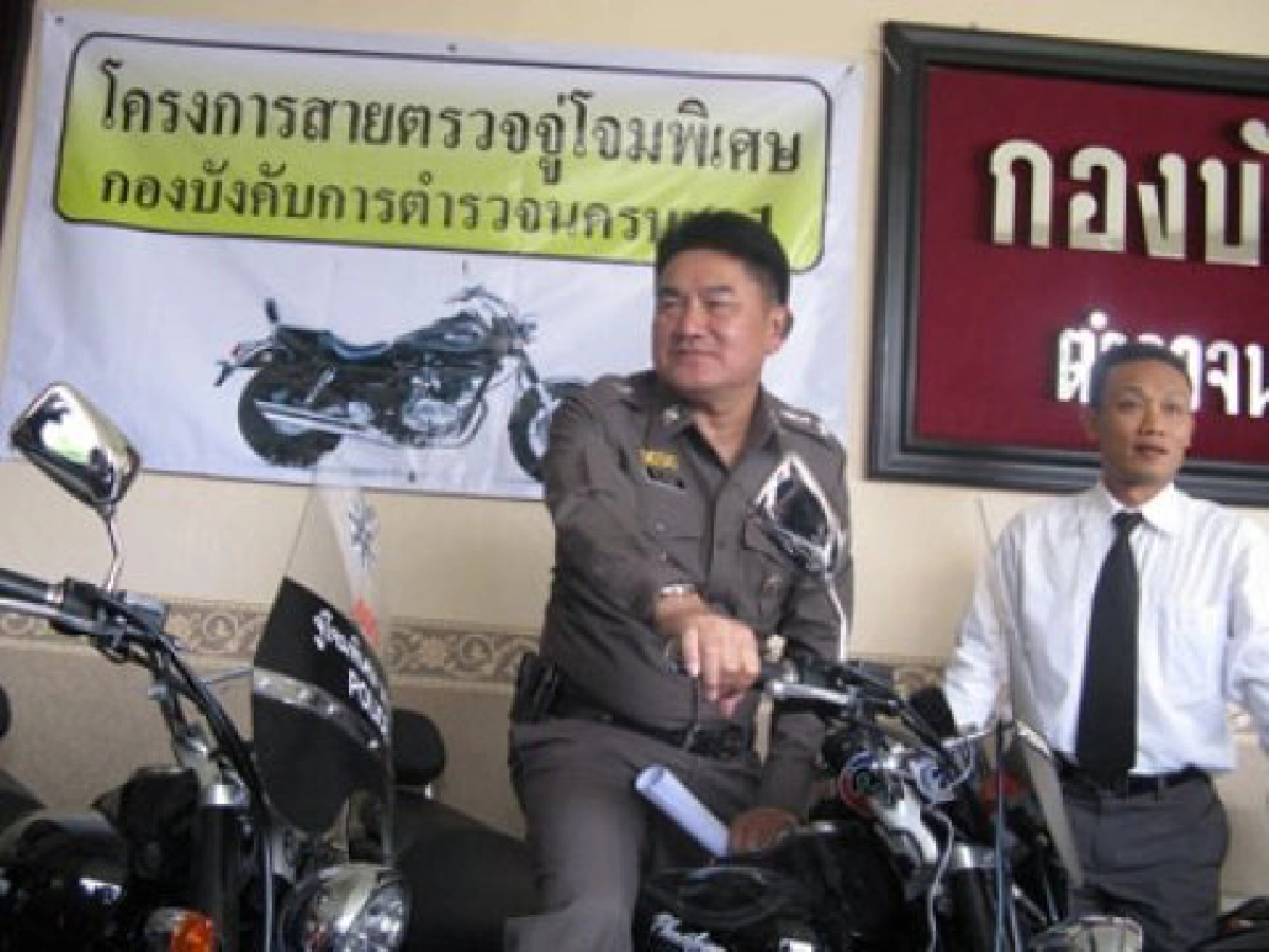 นครบาลดึงหม่ำ-โก๊ะตี๋พรีเซ็นเตอร์สายตรวจปะฉะดะ นครบาลดึงหม่ำ-โก๊ะตี๋พรีเซ็นเตอร์สายตรวจปะฉะดะ