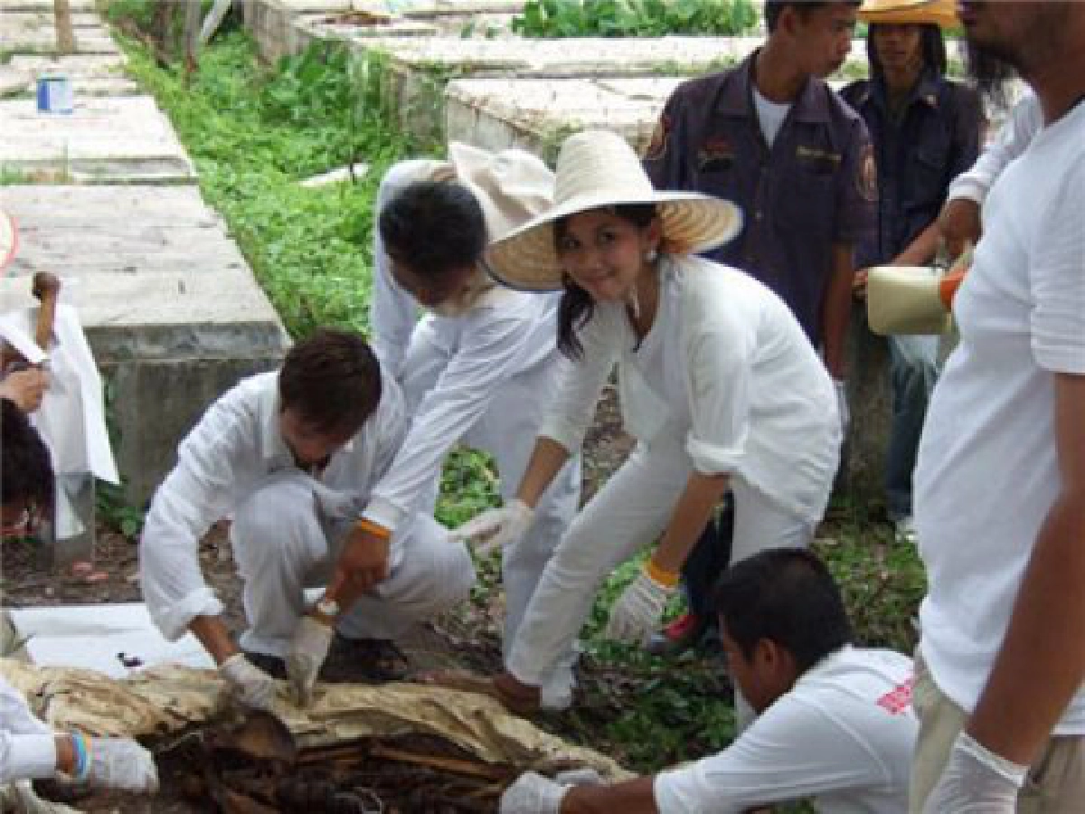 ศรีไพร เสียวสันหลัง
ขุดศพไร้ญาติ มาเผา
ศรีไพร เสียวสันหลัง
ขุดศพไร้ญาติ มาเผา