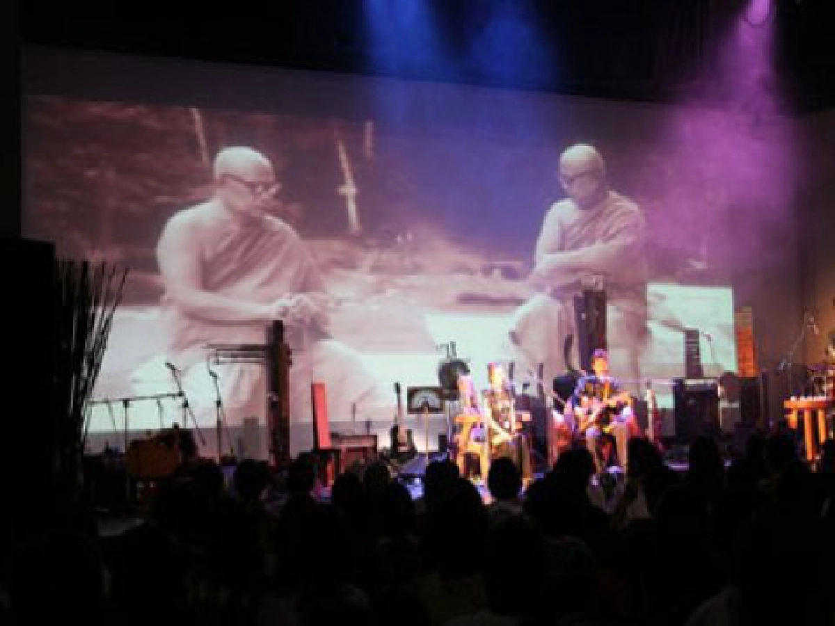 มหรสพทางวิญญาณ "คบเด็กสร้างโลก" 
งานธรรมปีที่ 3 โดย "จีวันแบนด์"
