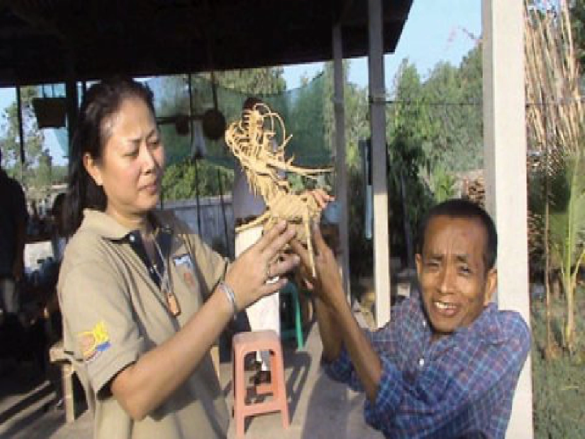 "รังสรร สมบูรณ์"หนุ่มพิการสู้ชีวิต
เขียนภาพเหมือน-ปั้นมังกรเลี้ยงชีพ
"รังสรร สมบูรณ์"หนุ่มพิการสู้ชีวิต
เขียนภาพเหมือน-ปั้นมังกรเลี้ยงชีพ