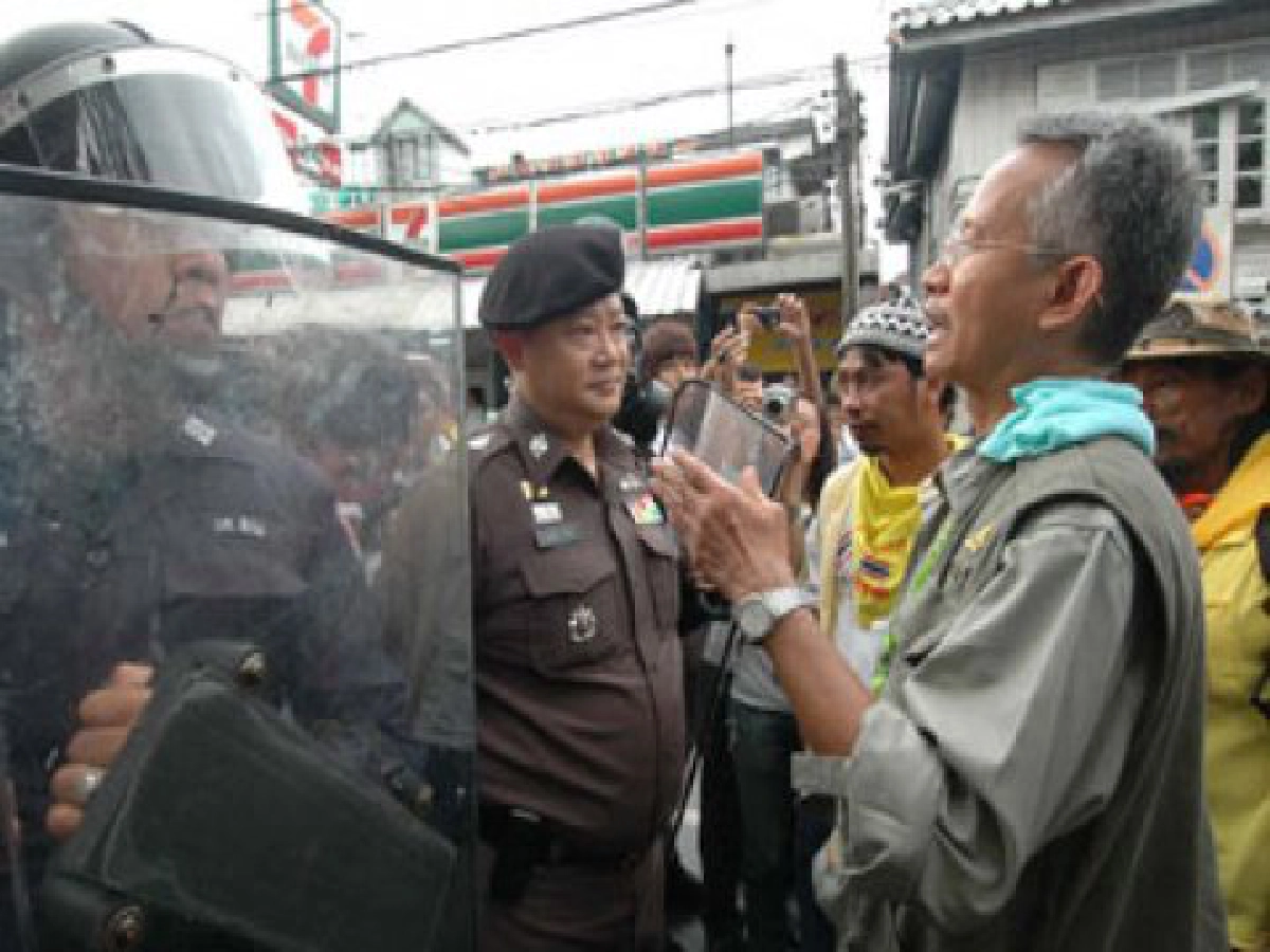หนุ่มปลาดิบปลื้ม.."ตำรวจปราบม็อบ" หนุ่มปลาดิบปลื้ม.."ตำรวจปราบม็อบ"