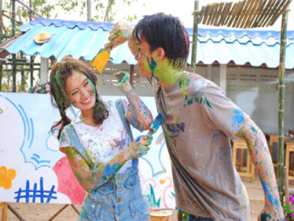 'บี้-แอฟ'แกล้งกัน
ป้ายสีจนหน้าเลอะเทอะ