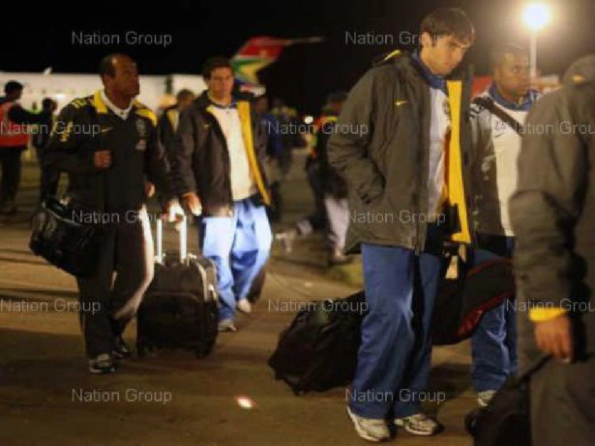 แซมบ้ามาแล้ว - ริคาร์โด กาก้า จอมทัพ "แซมบ้า" บราซิล เดินนำเพื่อนร่วมทีมลงจากเครื่องบิน หลังเดินทางถึงประเทศแอฟริกาใต้เป็นที่เรียบร้อยแล้ว เพื่อเตรียมตัวทำศึกคอนเฟเดอเรชันส์ คัพ 2009 ที่จะเริ่มต้นฟาดแข้งกันในคืนวันอาทิตย์นี้