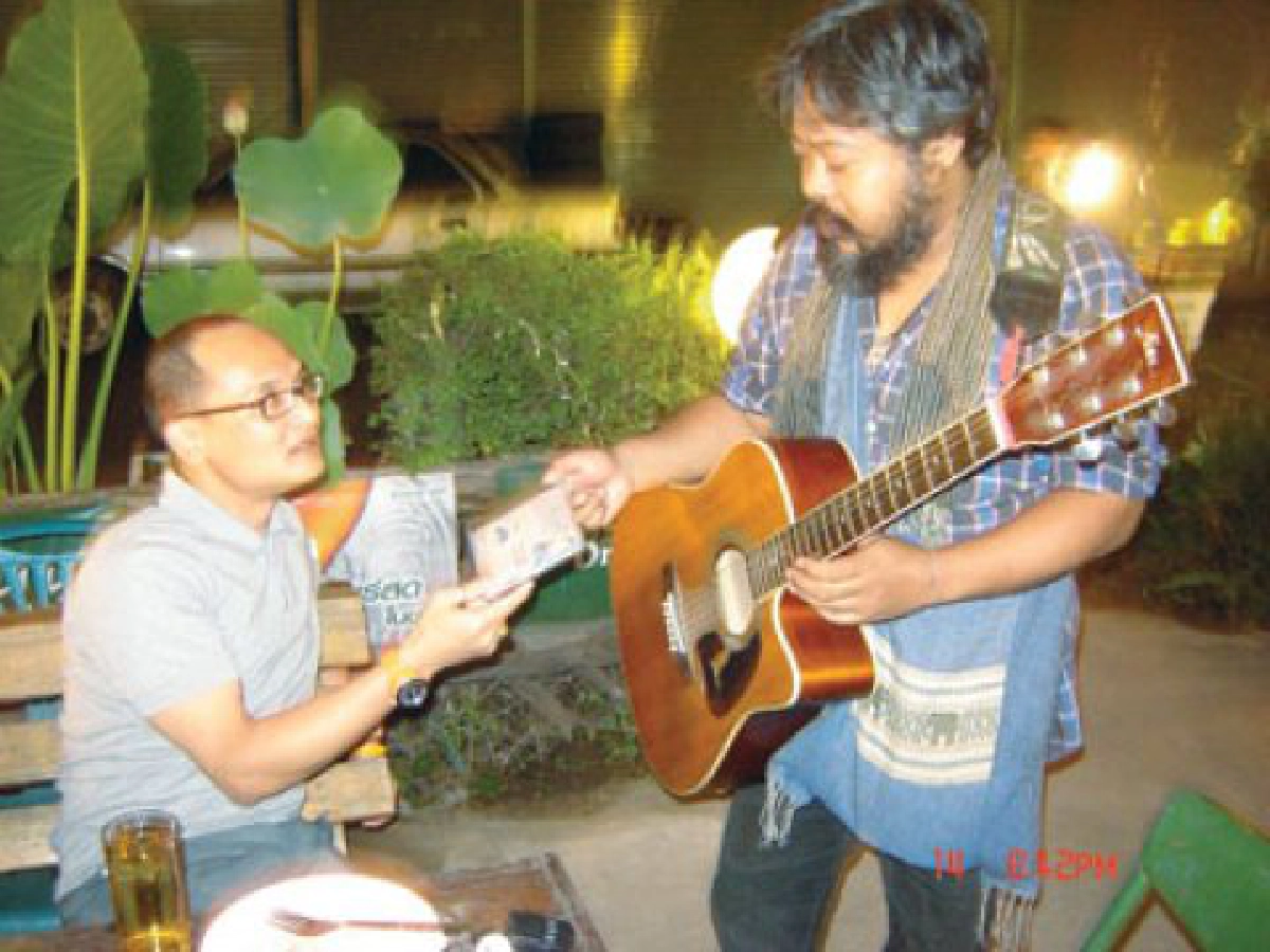 วาดรูป-ร้องเพลง-ขายซีดี
เดินสายทั่วกรุงวัน 200 กม. วาดรูป-ร้องเพลง-ขายซีดี
เดินสายทั่วกรุงวัน 200 กม.