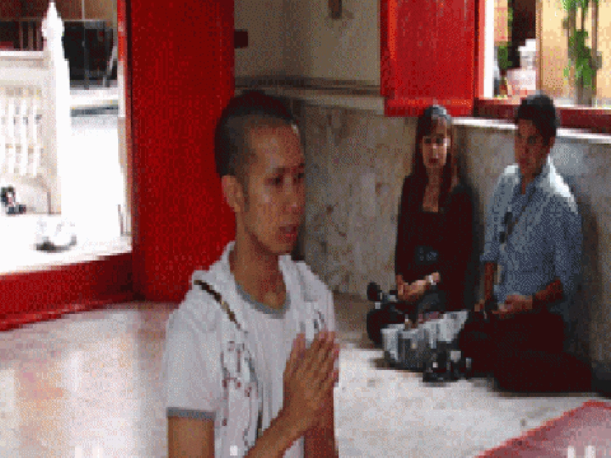 "เพชร"ประกาศขอโทษ"พ่อ-ญาติแม่ผึ้ง" "เพชร"ประกาศขอโทษ"พ่อ-ญาติแม่ผึ้ง"