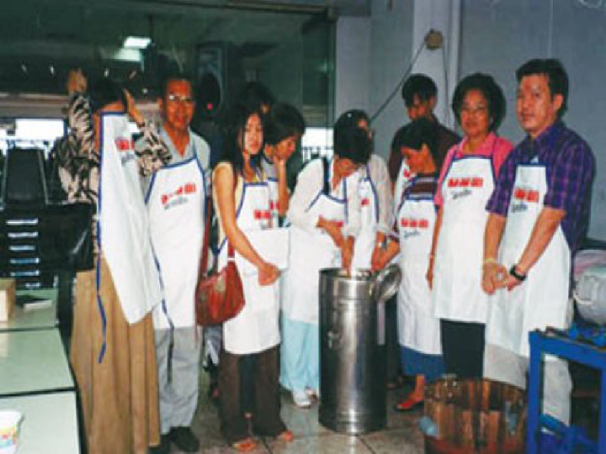 "พลอยไอศกรีม"สูตรโบราณแท้
ชูวัตถุดิบใหม่สด-รสอร่อยดึงลูกค้า
"พลอยไอศกรีม"สูตรโบราณแท้
ชูวัตถุดิบใหม่สด-รสอร่อยดึงลูกค้า