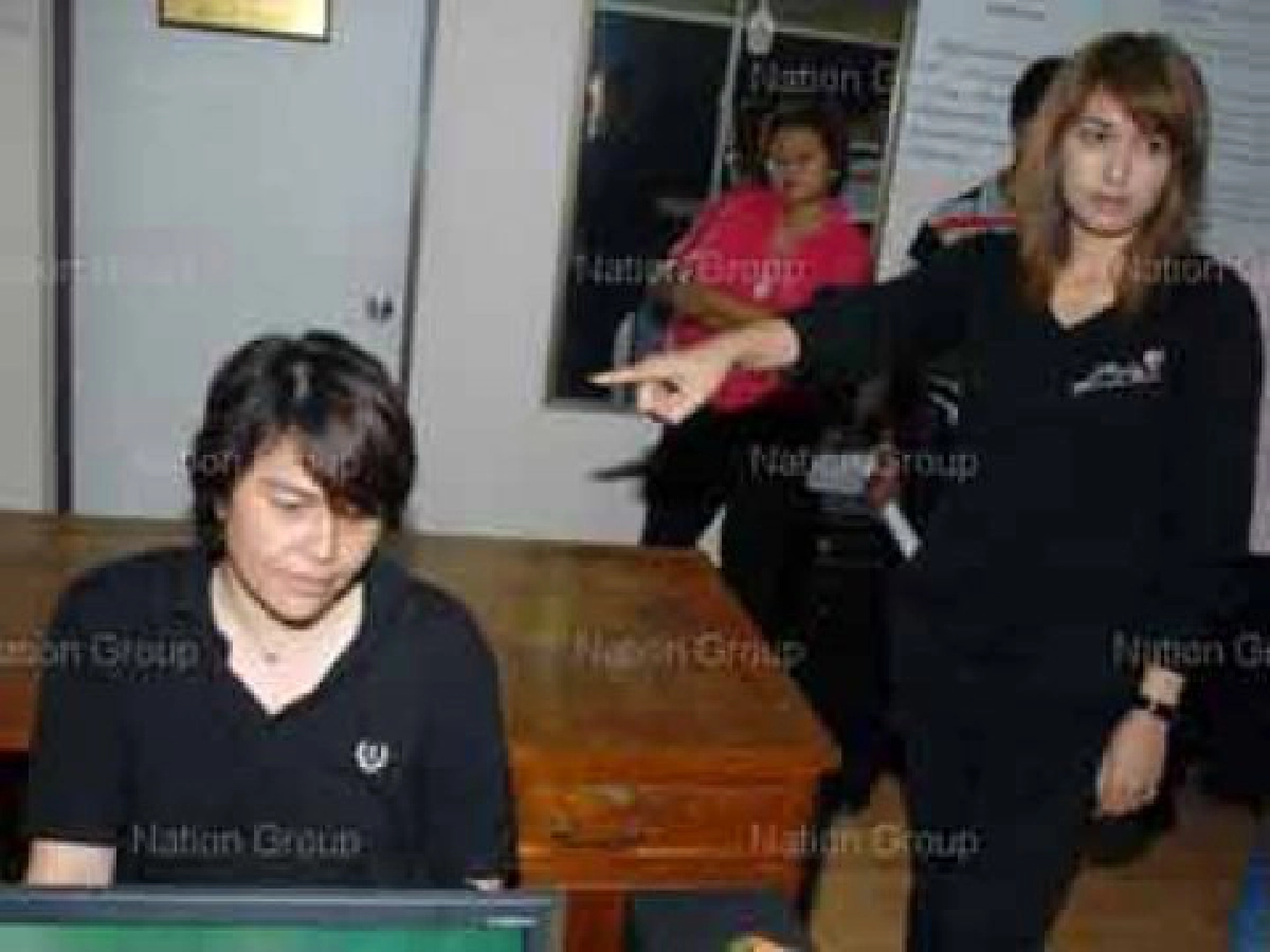 "ตุ๊กตา-ดา"โดนตุ๋นเอาชื่อทำบัตรรูดถอยเบนซ์ "ตุ๊กตา-ดา"โดนตุ๋นเอาชื่อทำบัตรรูดถอยเบนซ์