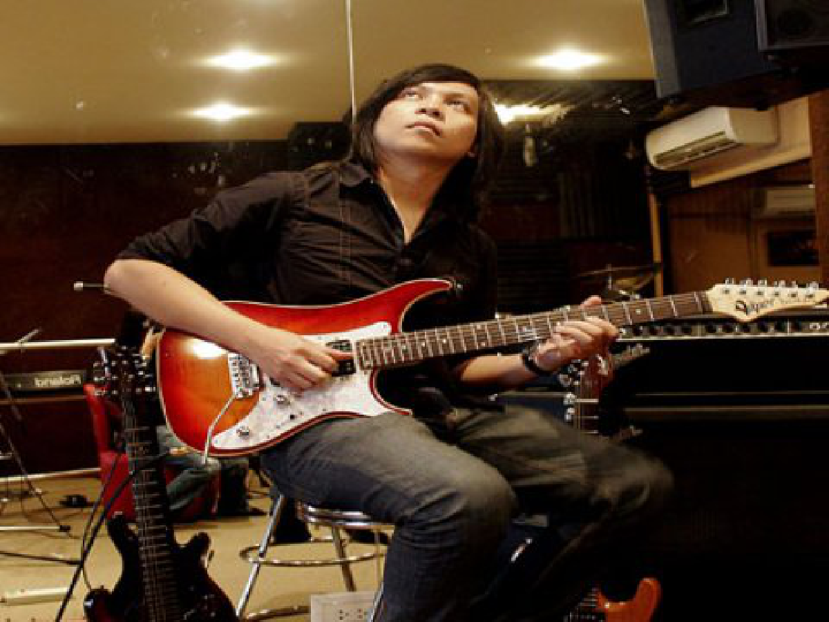 "แจ๊ค" ธรรมรัตน์ ดวงศิริ
แชมป์กีตาร์โลก 2009 

