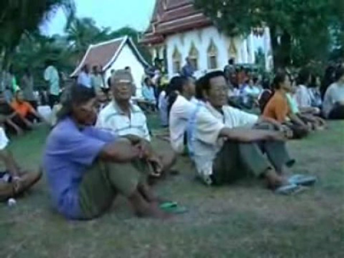 เฉลิมลุยหาเสียงเพิ่มเงินกองทุนหมู่บ้านเป็น3ล. เฉลิมลุยหาเสียงเพิ่มเงินกองทุนหมู่บ้านเป็น3ล.