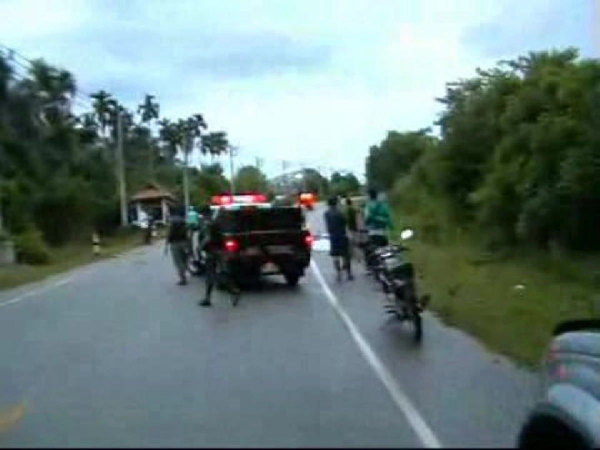 กอ.รมน.ภาค4แจงครูนราฯเสียชีวิตเพราะขับรถชนวัว
กอ.รมน.ภาค4แจงครูนราฯเสียชีวิตเพราะขับรถชนวัว