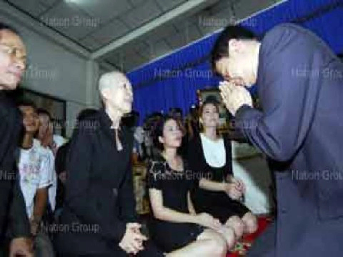 อภิสิทธิ์รดน้ำศพดี๋ ดอกมะดันวัดนวลจันทร์ อภิสิทธิ์รดน้ำศพดี๋ ดอกมะดันวัดนวลจันทร์