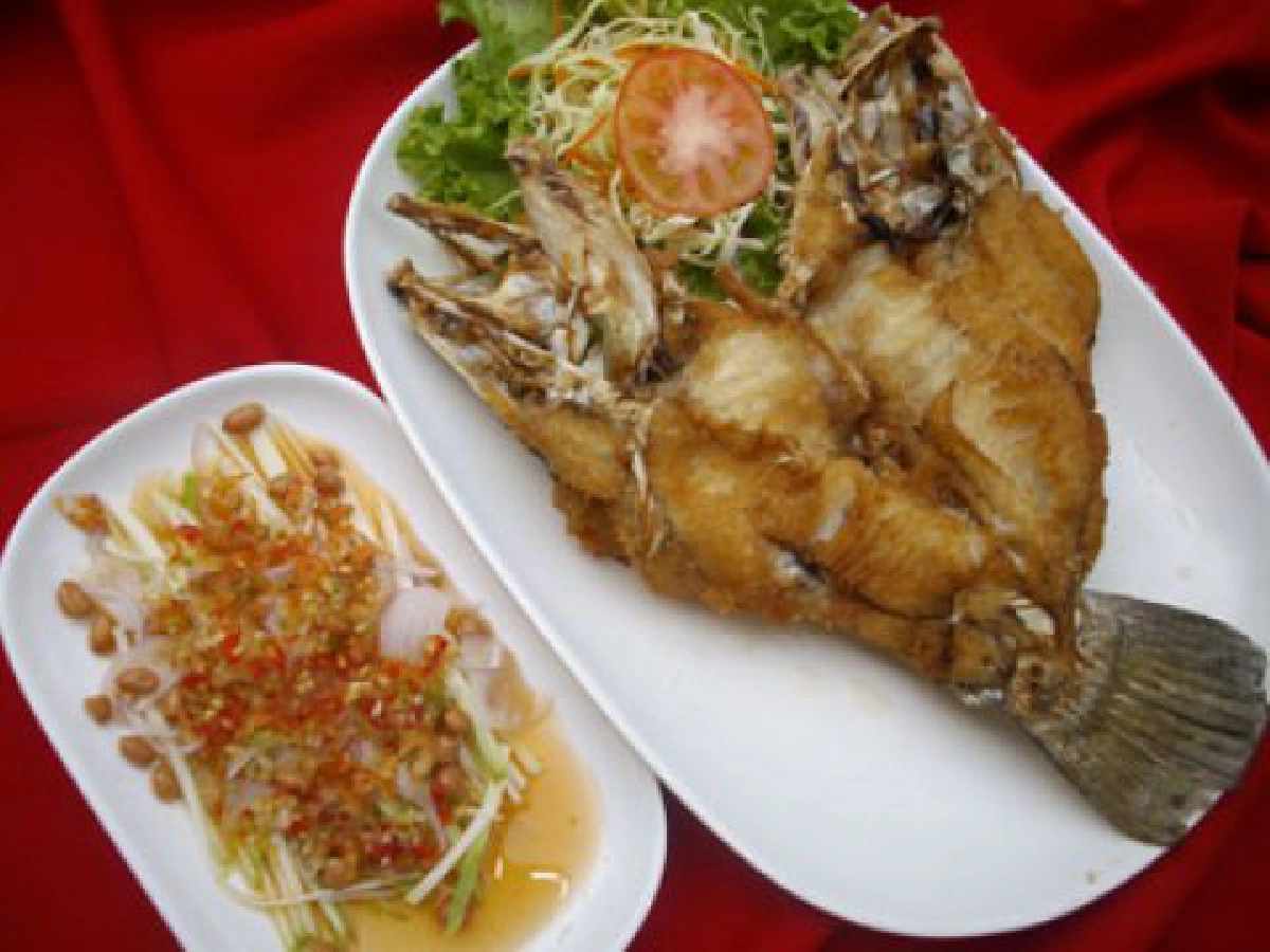 ปลากะพงทอดราดน้ำปลา

