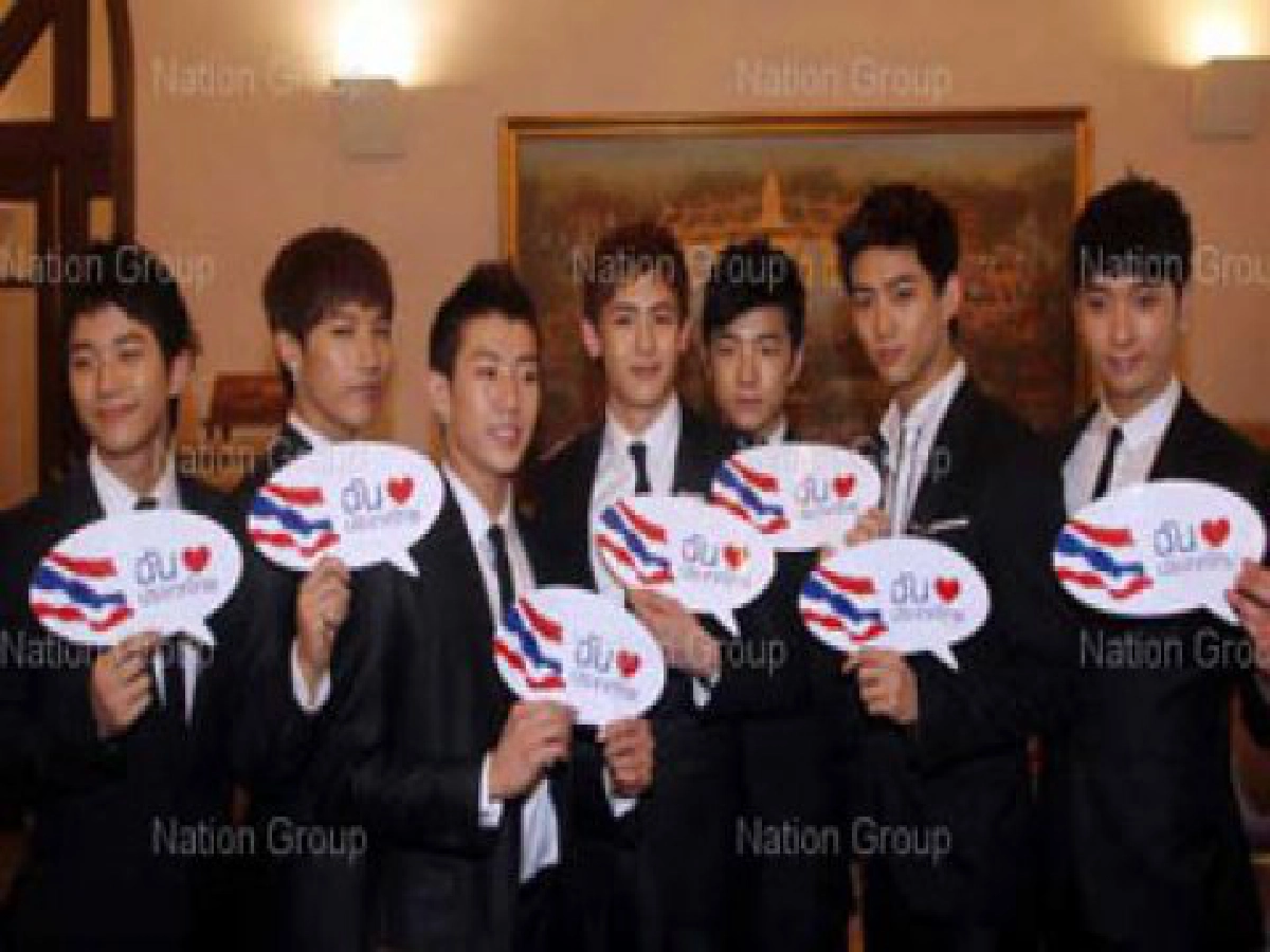 อภิสิทธิ์มอบเสื้อ"ฉันรักปท.ไทย"กับนิชคุณ อภิสิทธิ์มอบเสื้อ"ฉันรักปท.ไทย"กับนิชคุณ
