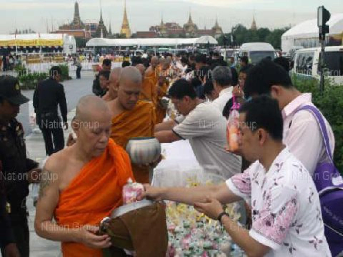 ชาวพุทธร่วมใจทำบุญตักบาตรเนืองแน่น ชาวพุทธร่วมใจทำบุญตักบาตรเนืองแน่น