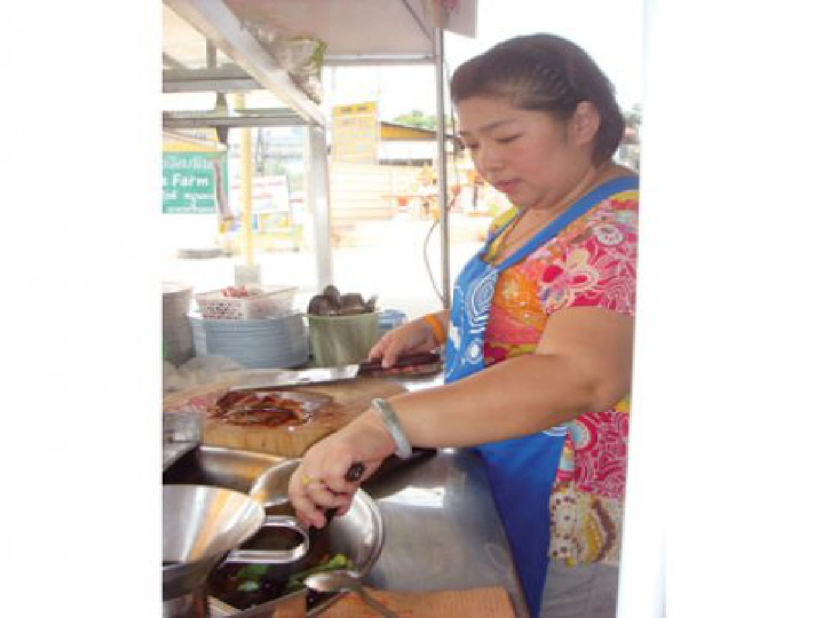 อาชีพเสริมเปิดร้าน"ข้าวขาหมู"
ชูเนื้อนุ่มอร่อย-น้ำเข้มข้นดึงลูกค้า
อาชีพเสริมเปิดร้าน"ข้าวขาหมู"
ชูเนื้อนุ่มอร่อย-น้ำเข้มข้นดึงลูกค้า