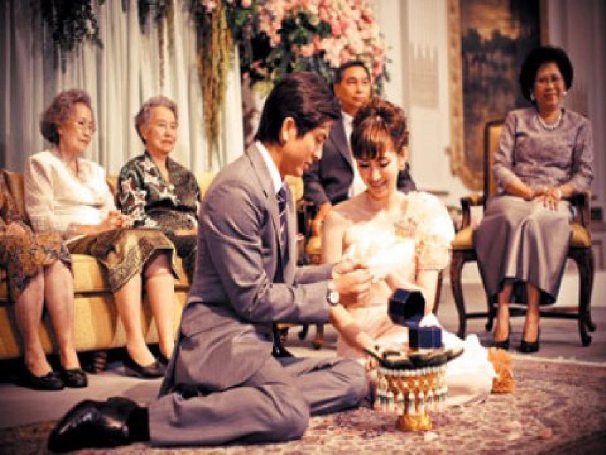 เมื่อพระเอกเทวดา"ติ๊ก" 
สละโสดกับ 'พีช' นางฟ้าไฮโซ