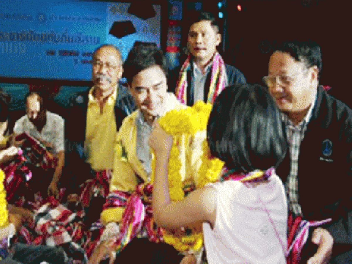 เสื้อน้ำเงินสกัดเสื้อแดงป่วนนายกฯลงพื้นที่ เสื้อน้ำเงินสกัดเสื้อแดงป่วนนายกฯลงพื้นที่