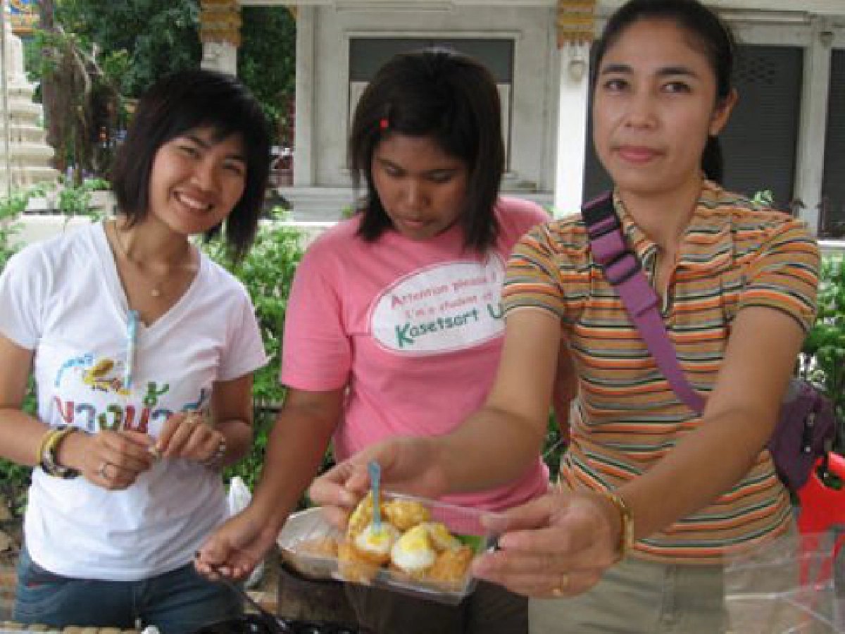 "ไข่ตกหลุม" ตลาดน้ำบางน้ำผึ้ง
อาชีพเสริมเพิ่มรายได้คนพื้นที่
"ไข่ตกหลุม" ตลาดน้ำบางน้ำผึ้ง
อาชีพเสริมเพิ่มรายได้คนพื้นที่