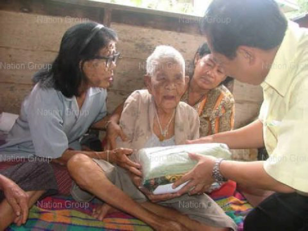 ผู้ว่าฯสุโขทัยรุดช่วยเหลือหญิงชราถูกลูกสาวตบตีทารุณ ผู้ว่าฯสุโขทัยรุดช่วยเหลือหญิงชราถูกลูกสาวตบตีทารุณ