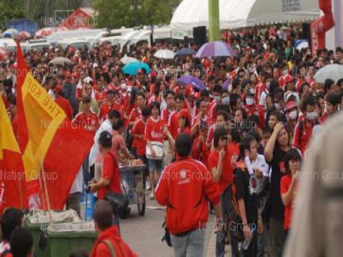 คลิป!!บรรยากาศในสนามบอลทีมชาติไทยลิเวอร์พูล