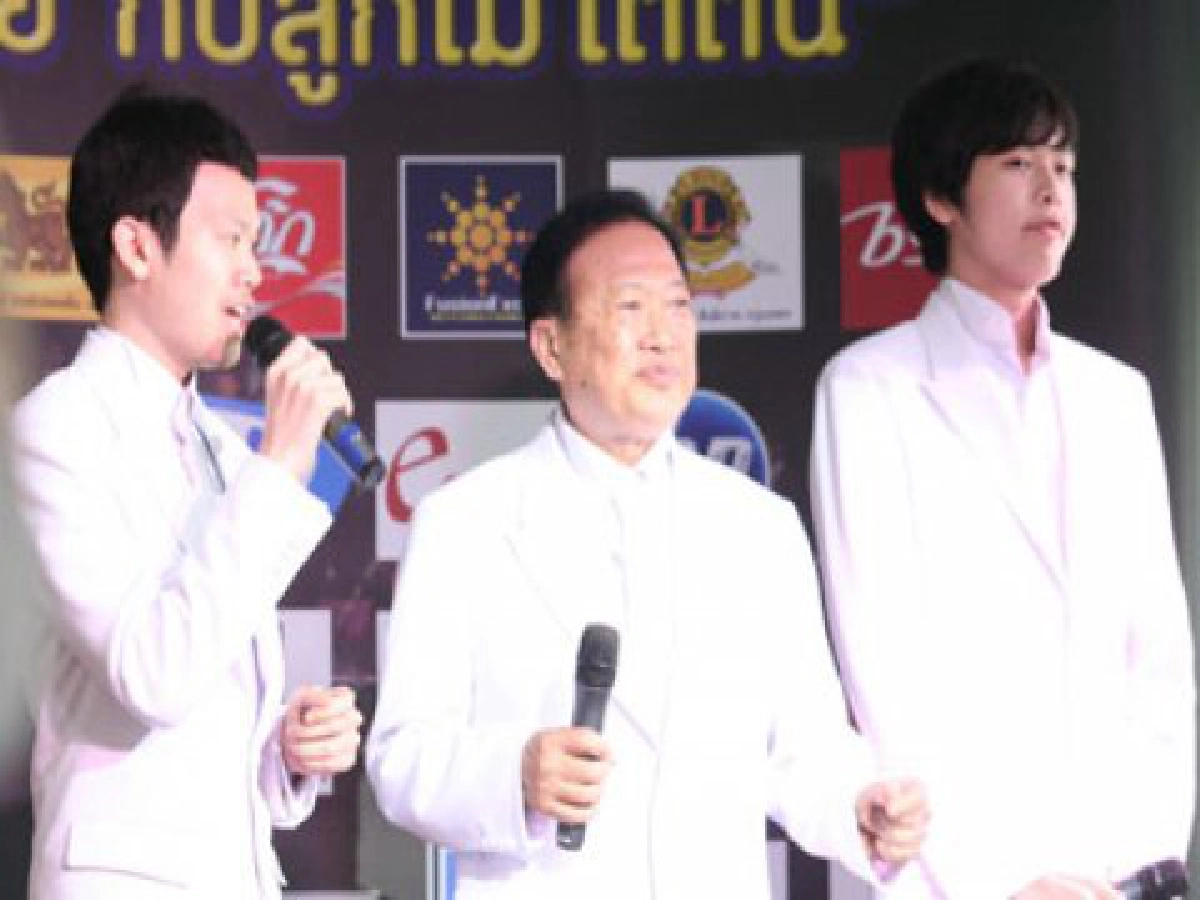 "วินัย" กอดคอสองลูกชาย
เผยช่วงเวลาที่ดีที่สุด
"วินัย" กอดคอสองลูกชาย
เผยช่วงเวลาที่ดีที่สุด