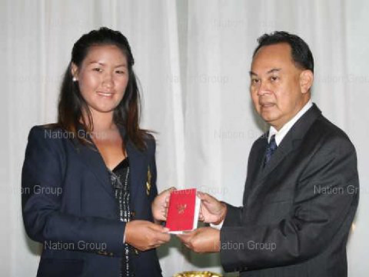 "น้องนก"รับแล้ว
พาสปอร์ตแดง
