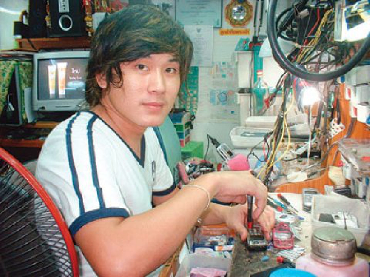 ยึดทำเลหน้าเซเว่นฯ ซ่อมมือถือ 
งานเบา-เงินดี "หนุ่มเมืองเลย"

