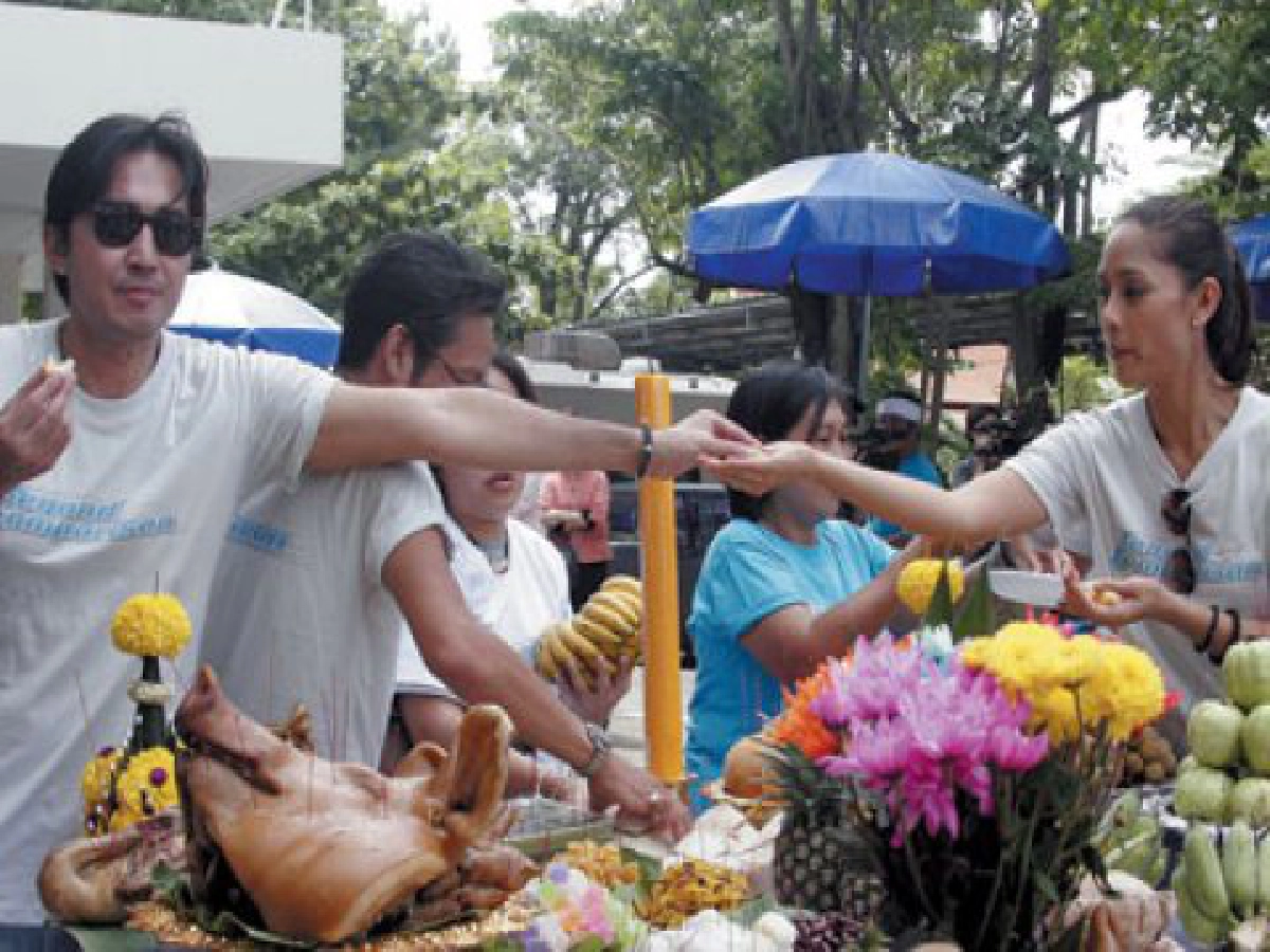 หัวหมูมันใหญ่  เอาไข่ไปก่อน... เมียจ๋า