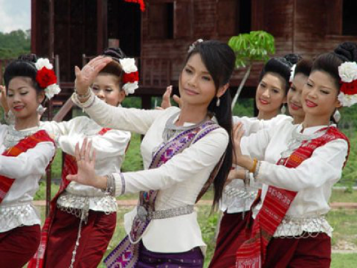 ต่าย ชวนเยาชนประกวด 
 หมอลำดอกหญ้า เน้นสามัคคี