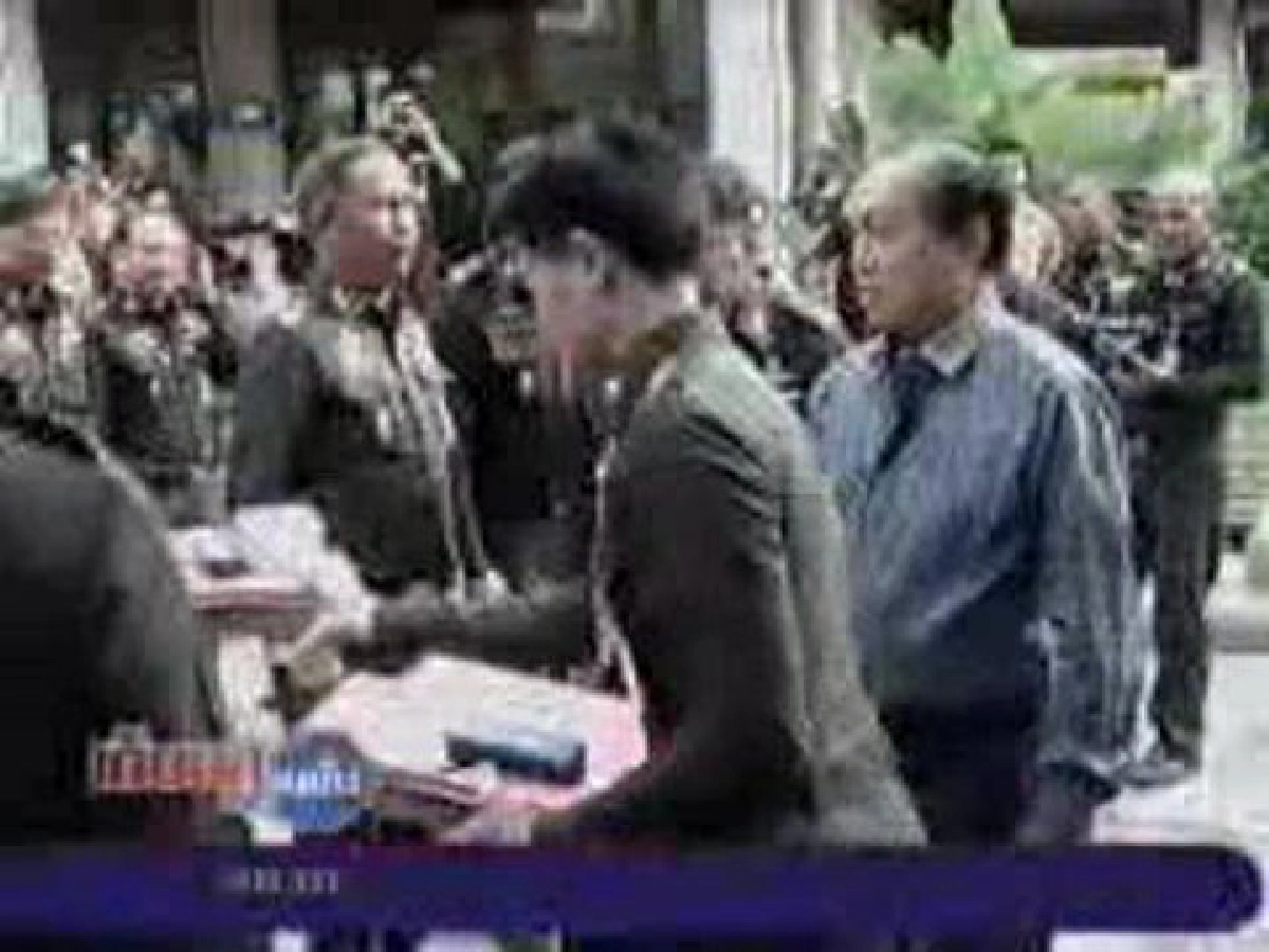 พล.อ.สุจินดาเตือนเสื้อแดงหยุดถวายฎีกาช่วยทักษิณ พล.อ.สุจินดาเตือนเสื้อแดงหยุดถวายฎีกาช่วยทักษิณ