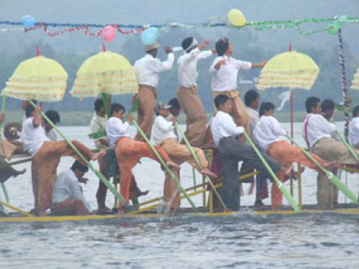 ตะลึง! หนึ่งเดียวในโลก แข่งเรือแจวด้วยเท้า

