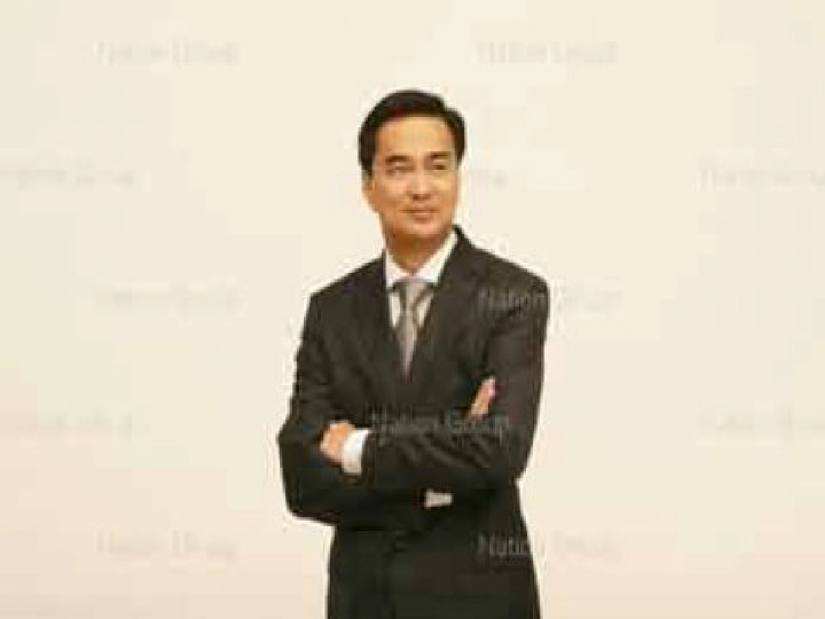 "อภิสิทธิ์"ถ่ายภาพขึ้นปกนิตยสารแพรว