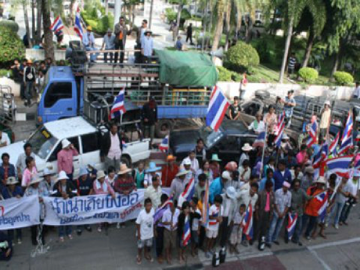 "ชาวบ้าน-โรงงานมัน" ขัดแย้งหนัก
น้ำเน่าเสียใน "บึงอ้อ" ยังไร้ข้อสรุป
"ชาวบ้าน-โรงงานมัน" ขัดแย้งหนัก
น้ำเน่าเสียใน "บึงอ้อ" ยังไร้ข้อสรุป