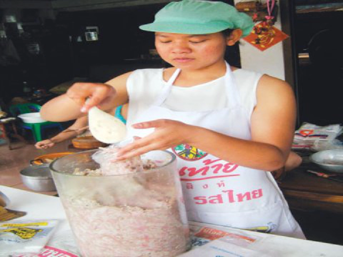 ยึดอาชีพทำหมูส้มขายกว่า 40 ปี
 อาหารเลิศรสของไทยพวนบ้านหมี่
