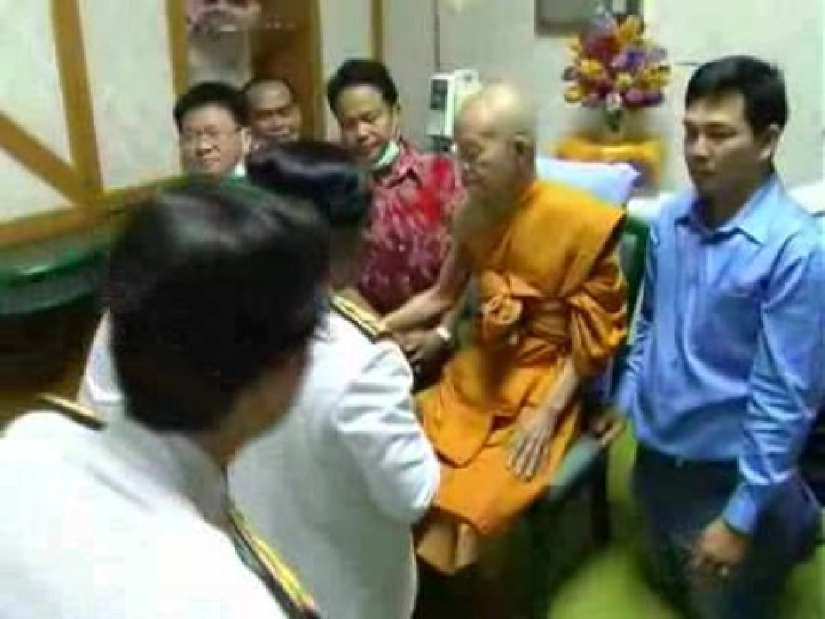 พ่อคูณไม่ติดหวัดปีติในหลวงพระราชทานดอกไม้เยี่ยม พ่อคูณไม่ติดหวัดปีติในหลวงพระราชทานดอกไม้เยี่ยม