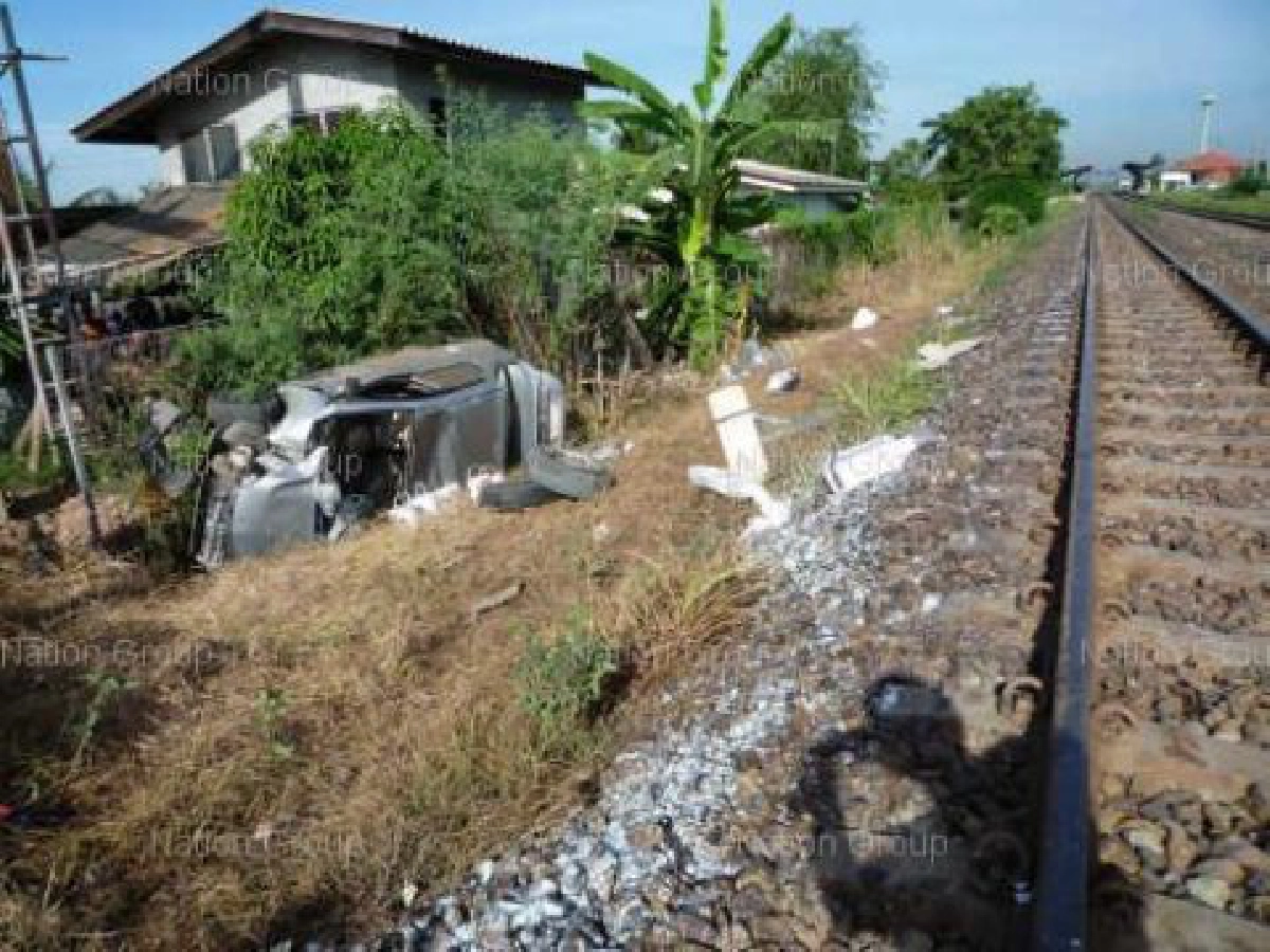 รถไฟพุ่งชนเก๋งพังยับคนขับรอดปฎิหาริย์ รถไฟพุ่งชนเก๋งพังยับคนขับรอดปฎิหาริย์