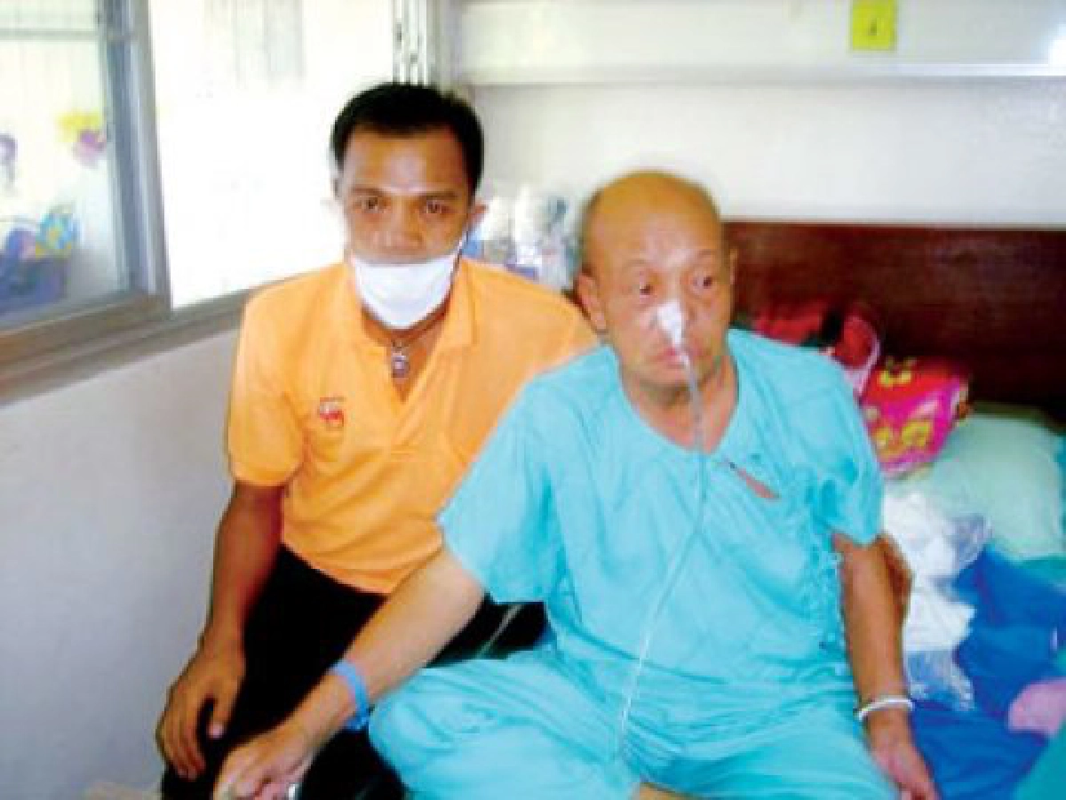 ลุงแนบยังทรุดปอดติดเชื้อลูกชายทำเพลงหาทุนช่วยพ่อ
ลุงแนบยังทรุดปอดติดเชื้อลูกชายทำเพลงหาทุนช่วยพ่อ