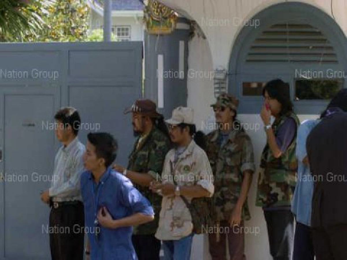 ม็อบหน้าบ้าน'ป๋าเปรม'กร่อยไร้เงาเสื้อดำ ม็อบหน้าบ้าน'ป๋าเปรม'กร่อยไร้เงาเสื้อดำ