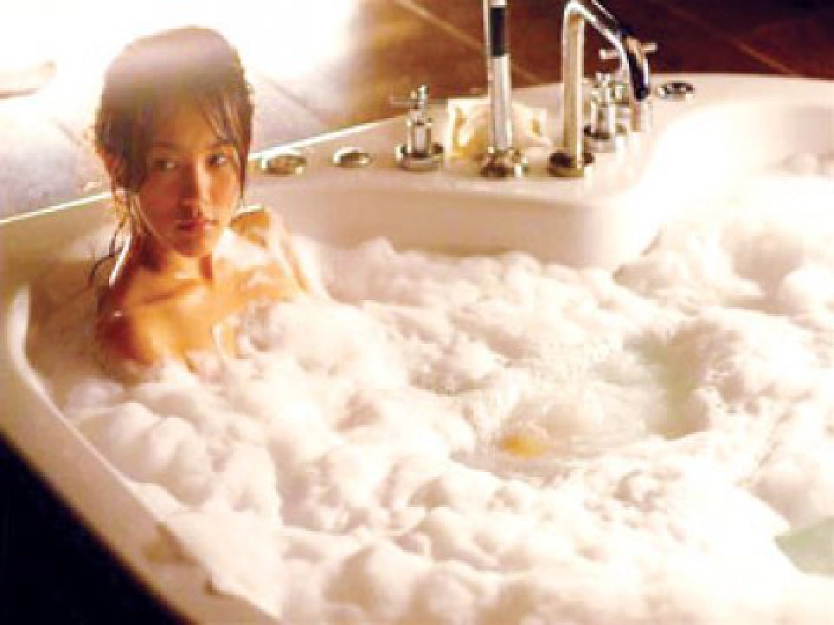 กิ๊บซี่ทุ่มทุนสร้างสลัดผ้าโชว์หวิวลงอ่าง
