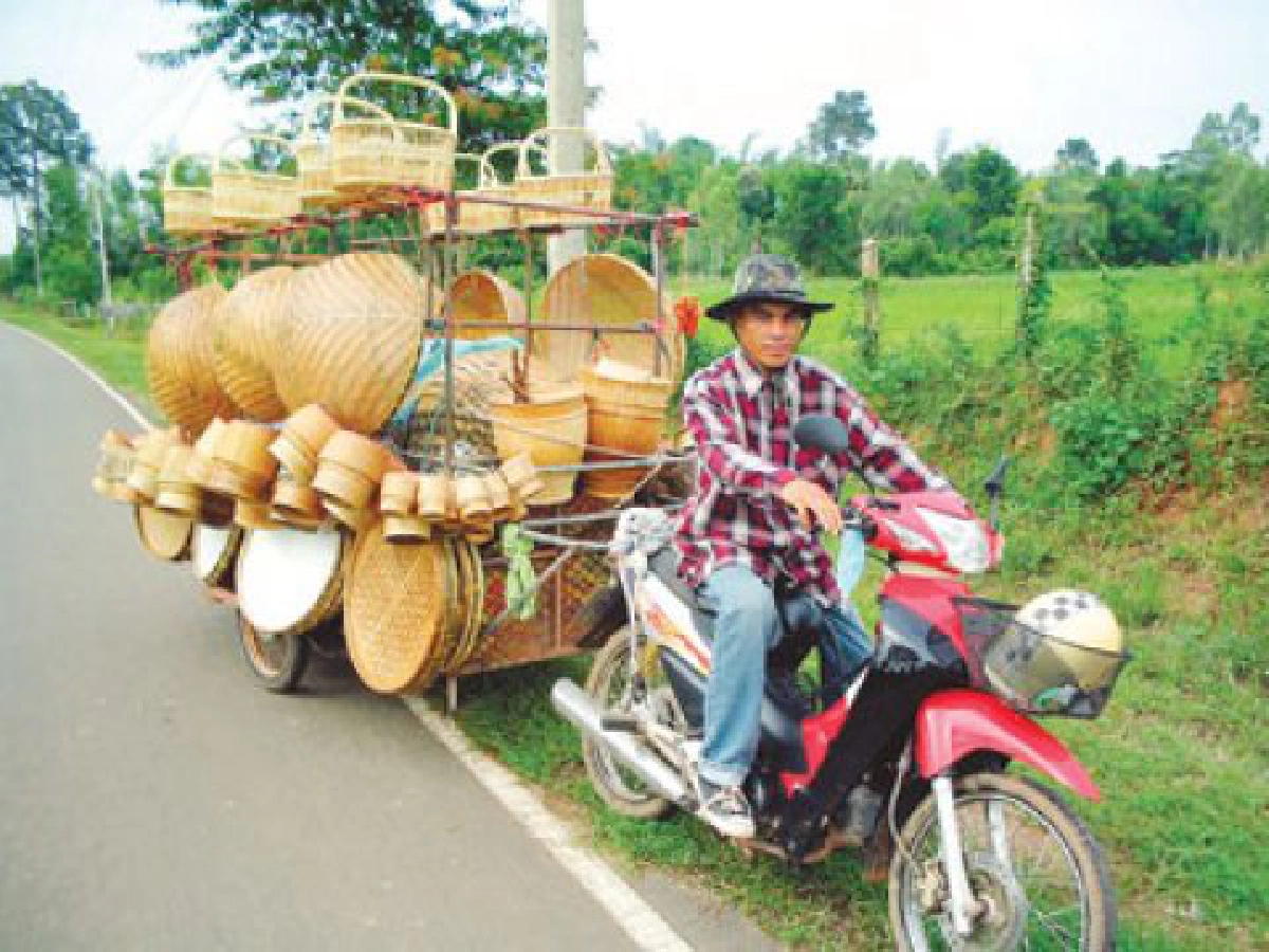 ควงจักรยานยนต์พ่วงตะลอนทั่วอีสาน
เร่ขายเครื่องจักสานเสริมทำนา

