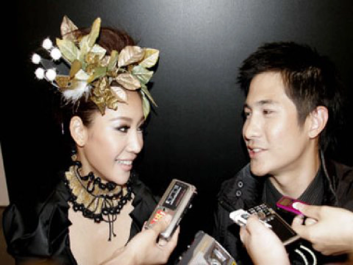แตงโม : มือใครยั้วเยี้ย  แต๊งค์ : ไม่รู้สิจ๊ะ..ขอแค่ไม่มีที่สามก็พอ...ฮิ้ว...ว