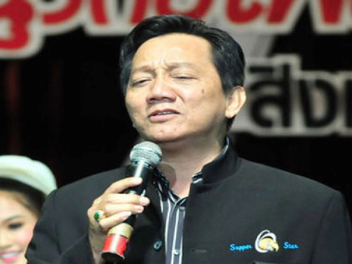 แซ่ดทะลุทุ่ง (ศุกร์ที่ 28 สค.52)
แซ่ดทะลุทุ่ง (ศุกร์ที่ 28 สค.52)