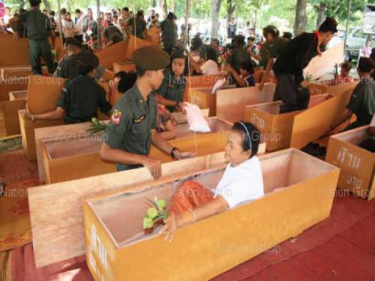 กลุ่มมิตรสัมพันธ์จัดโลงศพให้ปชช.นอนสะเดาะเคราะห์