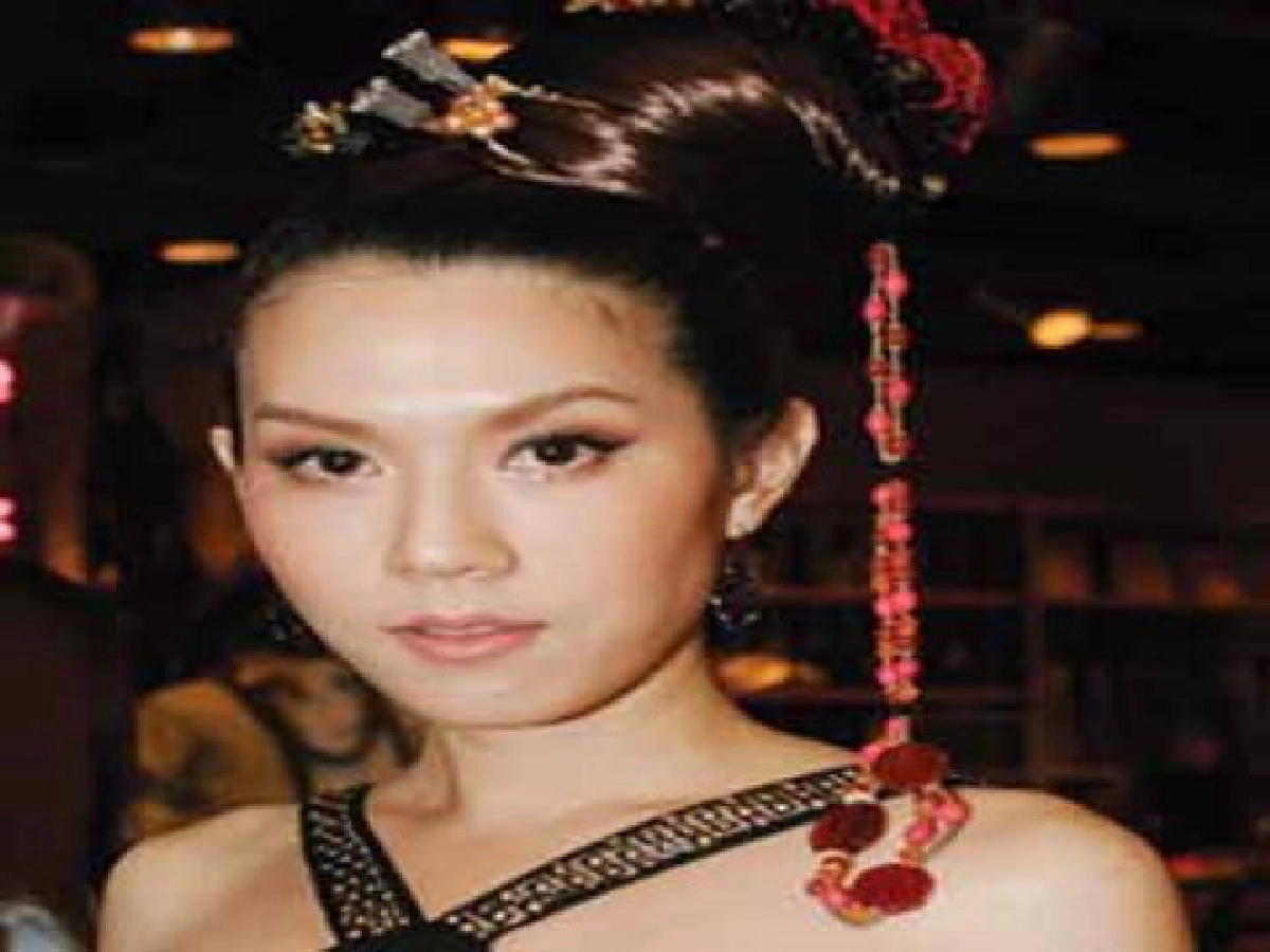 'เมย์ 'กดดันถูกถามเรื่องแต่งถี่ 