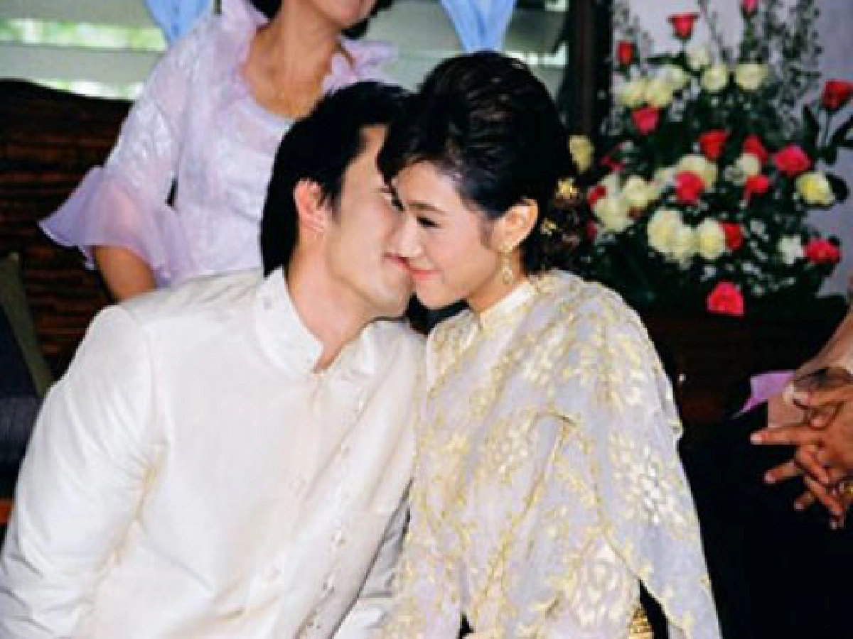 อั้ม-นุ่น"ต่างเขิน
ผลัดกันจูจ๊วบส่งท้าย"หน้ากากฯ" อั้ม-นุ่น"ต่างเขิน
ผลัดกันจูจ๊วบส่งท้าย"หน้ากากฯ"