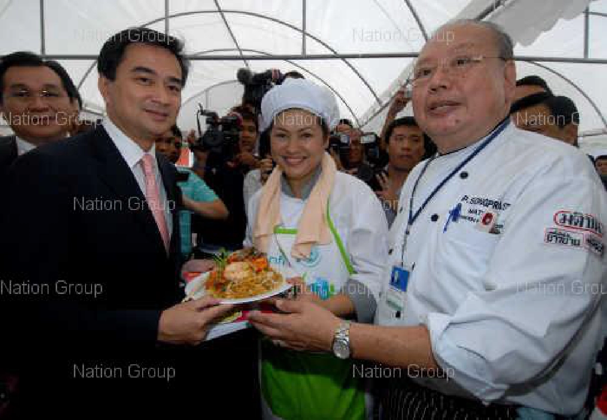 อภิสิทธิ์แวะชิมน้ำซุปต้มโคล้งไก่บ้านก่อนประชุมครม. อภิสิทธิ์แวะชิมน้ำซุปต้มโคล้งไก่บ้านก่อนประชุมครม.