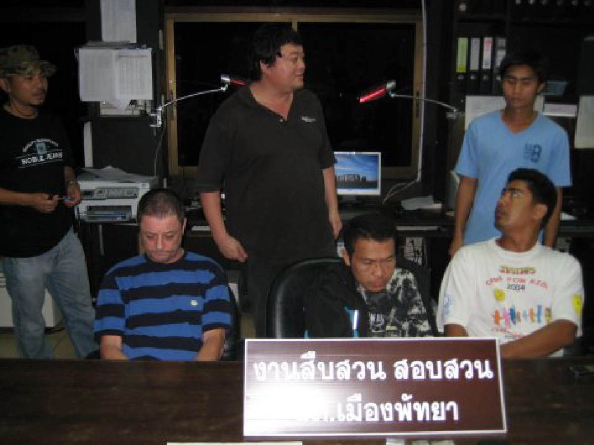 จับฝรั่งเมืองผู้ดีค้ายาอี กลางเมืองพัทยา จับฝรั่งเมืองผู้ดีค้ายาอี กลางเมืองพัทยา